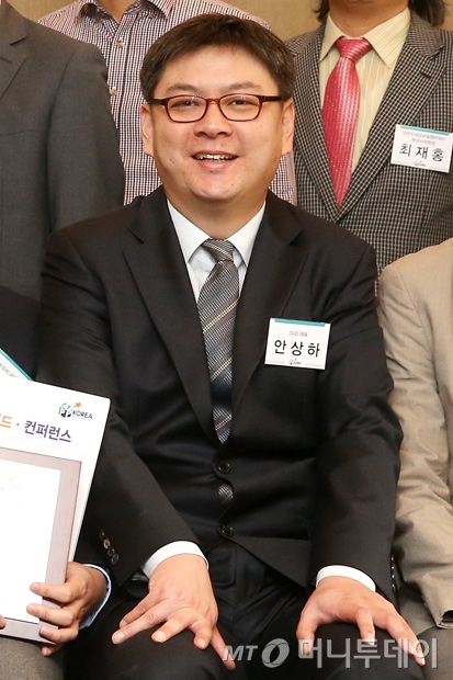 5일 서울 플라자호텔 그랜드볼룸에서 열5일 서울 플라자호텔에서 열린 '2013 대한민국 모바일앱 어워드'에서 전문앱 부문 우수상인 마켓상은 모바일 레이싱 게임 애플리케이션(앱)인 '주행의 달인'에 돌아갔다. 안상하 SUD 대표.