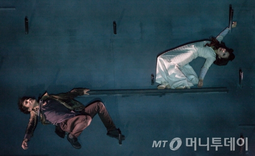 연극 '단테의 신곡' 3막에서 단테가 천국에 이르러 베아트리체를 만나는 장면. 두 사람은 45도로 기울어진 경사 구조물에 매달려 고통을 끝내고 마침내 환희의 순간을 맞는다. /사진제공=국립극장