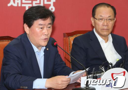 최경환 새누리당 원내대표(왼쪽) 등 여당 지도부가 8일 민주당의 국회일정 불참을 강하게 성토했다./뉴스1