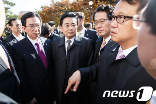 (왼쪽부터)정성호 전병헌 유기홍 민병두 의원 등 민주당 원내지도부가 8일 대검찰청을 항의방문했다./뉴스1