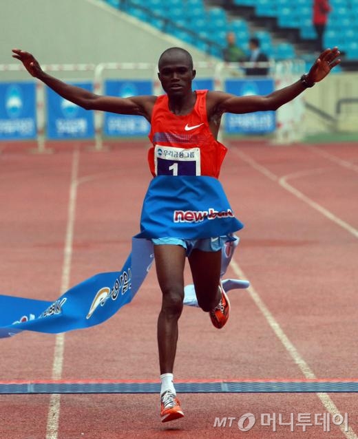 (서울=뉴스1) 사진공동취재단 3일 오전 서울 잠실종합경기장에서 열린 2013중앙서울마라톤 대회에서 제임스 킵상 쾀바이(30, 케냐)가 2시간6분25초로 결승점에 1위로 도착하고 있다.  3연패를 달성한 제임스 킵상 쾀바이도 세계 신기록 보유자 윌슨 킵샹 키프로티치 처럼 칼렌진 부족출신이다.2013.11.3/뉴스1