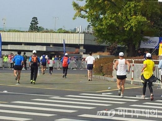 3일 열린 중앙마라톤 대회에서 결승점인 잠실종합운동장으로 골인하고 있는 5시간대 이후 주자들. 남들보다 1~2시간을 더 뛰어야 했던만큼 이들이 겪은 '고통'도 더 크다.