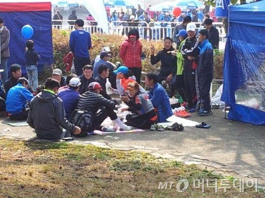 "다음엔..." 대회가 끝난뒤 동호회원들과 '애프터'를 하고 있는 러너들.