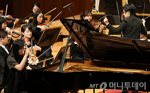 여자경 지휘자가 이끄는 프라임필하모닉오케스트라와 피아니스트 임현정은 주거니 받거니 호흡을 조율해가며 라흐마니노프의 곡으로 러시아의 깊은 서정성과 음악적 테크닉을 객석에 전했다. /사진=이기범 기자