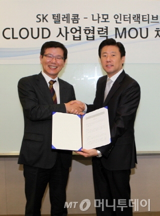 원성식 SK텔레콤 솔루션사업본부장(사진 오른쪽)과 김상배 나모인터랙티브 사장이 11일 SK텔레콤 을지로 사옥에서 '클라우드 웹트리' 공동개발 MOU 체결식 후 기념 촬영을 하고 있다./SK텔레콤 제공