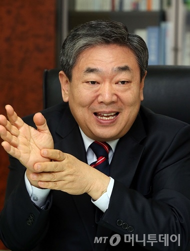 진홍 한국생산성본부(KPC) 회장이 서울 적선동 생산성빌딩 회장실에서 지속가능경영의 중요성을 설명하고 있다. /사진=임성균 기자
