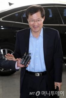 김진태 신임 검찰총장 내정자가 지난달 28일 오전 서초동 서울고등검찰청에 마련된 인사청문 준비팀 사무실로 출근하고 있다./뉴스1