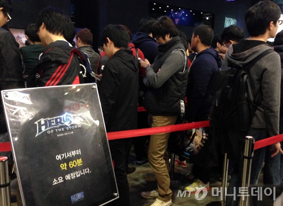 블리자드 게임을 시연하기 위해 1시간 줄도 마다않는 관람객들