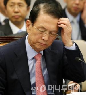 (서울=뉴스1) 송원영 기자 = 김기춘 대통령 비서실장이 14일 서울 여의도 국회 운영위원회에서 열린 청와대 비서실 국정감사에서 의원들의 질의를 듣고 있다. 2013.11.14/뉴스1