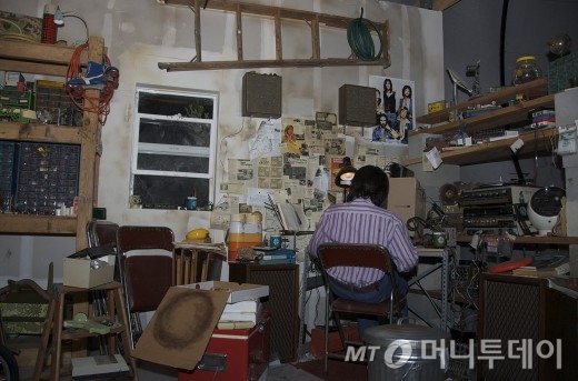 애플의 공동창업주 고(故) 스티브 잡스는 아버지 폴 잡스의 차고에 마련된 작업 작업대에서 직접 물건을 만들어보며 기술에 대한 영감과 창의성을 완성했다. 스티브 잡스가 차고에서 애플을 창업한 후 작업하고 있는 뒷모습.