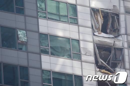 16일 오전 서울 삼성동 아이파크 아파트에 민간 헬리콥터가 충돌해 추락하는 사고가 발생했다. 헬기가 충돌한 지점의 이웃집 주민이 사고현장을 휴대전화로 촬영하고 있다.이 사고로 기장 1명과 부기장 1명이 사망한 것으로 알려졌다. 2013.11.16/뉴스1 © News1   유승관 기자