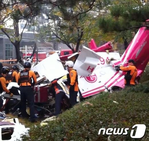 16일 오전 서울 삼성동 아이파크아파트에 LG그룹 소속 민간헬기가 충돌 후 추락하는 사고가 발생해 소방대원들이 사고현장을 수습하고 있다. 이 사고로 기장 1명과 부기장 1명이 사망한 것으로 알려졌다.(새누리당 이학만 부대변인 제공) 2013.11.16/뉴스1  © News1   이종덕 기자