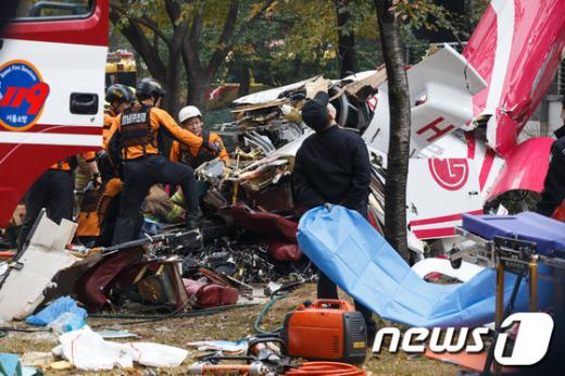 16일 오전 서울 삼성동 아이파크아파트에 LG그룹 소속 민간헬기가 충돌해 추락하는 사고가 발생해 소방대원들이 구조작업을 펼치고 있다. 이 사고로 기장 1명과 부기장 1명이 사망한 것으로 알려졌다. 2013.11.16/뉴스1  © News1   유승관 기자