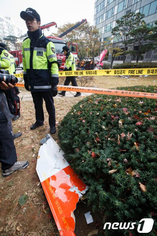 16일 오전 서울 삼성동 아이파크아파트에 LG그룹 소속 민간헬기가 충돌해 추락하는 사고가 발생해 소방대원들이 구조작업을 펼치고 있다. 이 사고로 기장 1명과 부기장 1명이 사망한 것으로 알려졌다. 2013.11.16/뉴스1 © News1   유승관 기자