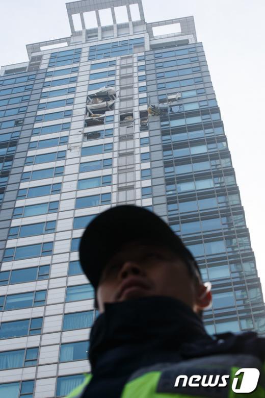 16일 오전 서울 삼성동 아이파크 아파트에 민간 헬리콥터가 충돌해 아파트 외벽이 심하게 부서져 있다. 이 사고로 기장 1명과 부기장 1명이 사망한 것으로 알려졌다. 2013.11.16/뉴스1 © News1   유승관 기자