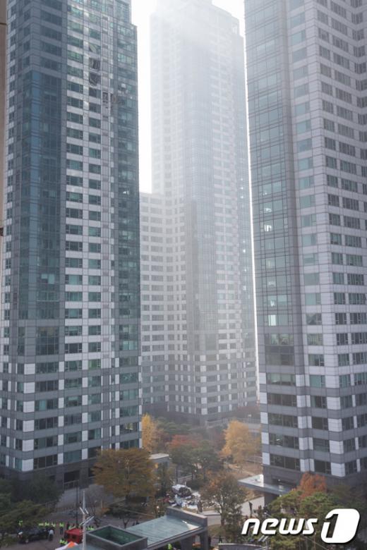 16일 오전 서울 삼성동 아이파크아파트에 LG그룹 소속 민간헬기가 충돌해 추락하는 사고가 발생해 사고조사반이 헬기 잔해를 살피고 있다. 이 사고로 기장 1명과 부기장 1명이 사망한 것으로 알려졌다. 2013.11.16/뉴스1 © News1   유승관 기자