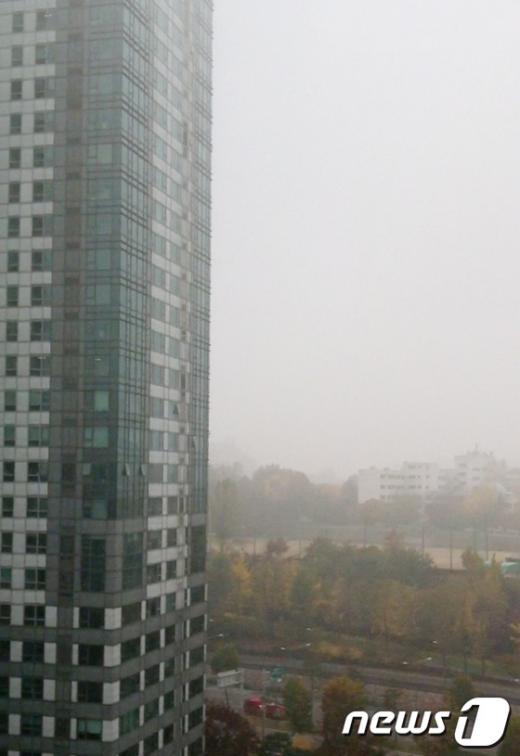 16일 오전 서울 삼성동 아이파크아파트에 LG그룹 소속 민간헬기가 충돌 후 추락하는 사고가 발생했다. 이 사고로 기장 1명과 부기장 1명이 사망했다.이 아파트에 거주하는 주민이 사고 당시 촬영한 사진에는 삼성동 아이파크 아파트 주변에 짙은 안개가 끼어있다. (새누리당 이학만 부대변인 제공) 2013.11.16/뉴스1 © News1   이종덕 기자