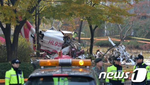 16일 오전 서울 삼성동 아이파크 아파트에 충돌 후 추락한 LG그룹 소속 민간헬기가 처참한 모습을 하고 있다. 2013.11.16/뉴스1 © News1 박철중 기자