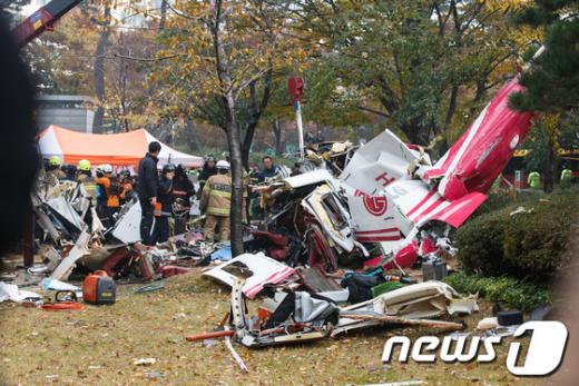 16일 오전 서울 삼성동 아이파크아파트에 LG그룹 소속 민간헬기가 충돌 후 추락하는 사고가 발생해 소방대원들이 사고현장을 수습하고 있다. 이 사고로 기장 1명과 부기장 1명이 사망했다. 2013.11.16/뉴스1 © News1 유승관 기자