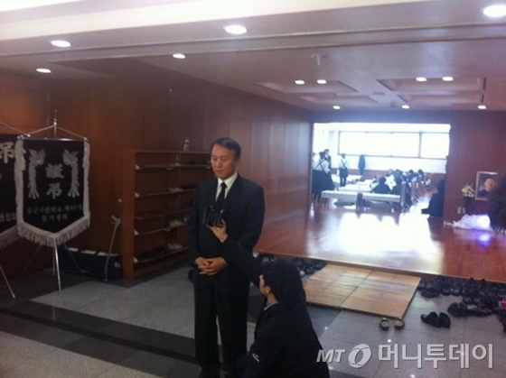 17일 오후 12시30분쯤 풍납동 서울아산병원 3층에 마련된 故 고종진 부기장 빈소 앞에서 김영기 LG부사장이 애도를 표하고 있다. /사진=박소연 기자