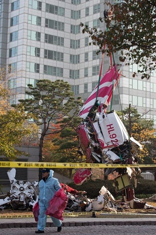 16일 오전 서울 삼성동 아이파크 아파트에 민간 헬리콥터가 충돌하는 사고가 난 뒤 인부들이 추락한 헬기 잔해를 인양하고 있다./(서울=뉴스1) 유승관 기자