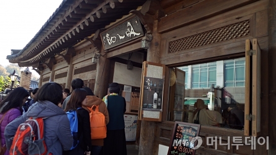 전주전통술박물관. 오래된 한옥처럼 보이지만 지은지 10년밖에 되지 않았다는 게 해설사의 설명이다. / 사진=김유경기자