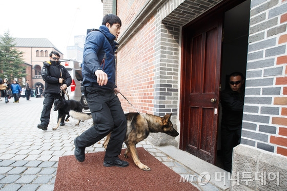 (서울=뉴스1) 유승관 기자 24일 오전 서울 중구 명동성당에 폭발물을 설치했다는 협박 전화가 접수돼 경찰이 폭발물탐지견을 데리고 성당을 수색하고 있다.  경찰에 따르면 이날 오전 40대 중후반으로 추정되는 남성이 경찰 민원접수 번호인 "서울182센터"에 전화를 걸어 "진해 특수폭발물 파괴 해군 예비역들인데 지금 명동성당에 3㎏ 다이너마이트 2개를 설치했다"고 협박했다. 2013.11.24/뉴스1