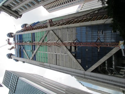 말레이시아의 수도 쿠알라룸푸르 KLCC지역에 위치한 IB타워(57층 274m) 공사현장. 각 면당 7개의 슬랜팅컬럼(경사기둥)이 세워지는데 이 중 4번째 시공이 끝났다. 하이테크 건축의 거장 영국의 건축가 노먼 포스터(Norman Foster)가 설계했다./사진=지영호 기자