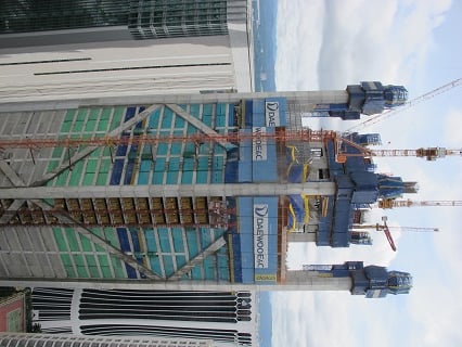 인근 건물 옥상에서 바라본 IB타워. 전체 57층 중 37층까지 올라섰다. 주변 건축물보다 고도가 높아지면서 코어부분에서 야간 작업도 가능해졌다.