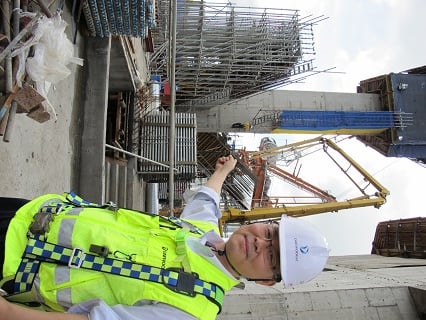 이기순 대우건설 현장소장이 5번째로 올라가는 슬랜팅컬럼의 시공법에 대해 설명하고 있다. 이곳부터 37층과 42층을 동시 시공하는 '부분업업' 공법이 적용된다.