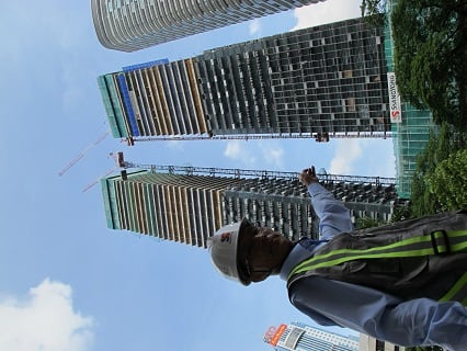 쌍용건설이 쿠알라룸푸르에서 시공하는 르 누벨 콘도미니엄. 49층과 43층 2개동으로 건물외벽이 식물로 뒤덮인다. 엄경륜 쌍용건설 현장소장이 공사 진행상황을 설명하고 있다.