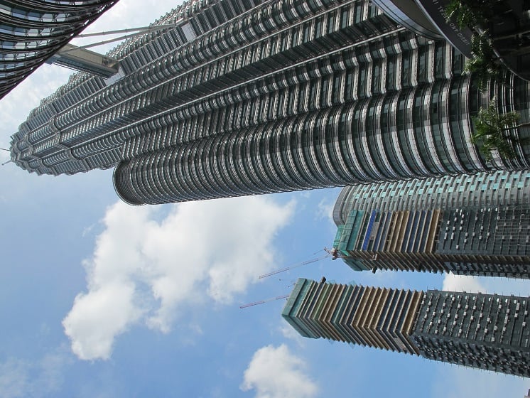 쿠알라룸푸르 랜드마크인 페트로나스 트윈타워 뒤로 르 누벨 콘도미니엄 현장이 보인다. 페트로나스 트윈타워는 말레이시아 국영 석유기업인 페트로나스가 소유한 건축물로 지상 88층, 전체높이 452m의 초고층빌딩이다. 2004년 대만의 ‘타이베이 금융센터’가 완공되기 전까지 7년 이상 세계에서 가장 높은 건축물로 명성을 높였던 이 빌딩은 삼성물산과 일본의 하자마건설이 한 동씩 맡아 지었다. 당시 속도 경쟁에서 삼성물산이 열흘 앞서 완공한 사실이 알려지면서 이후 초고층빌딩 수주에 유리한 발판을 마련하기도 했다.