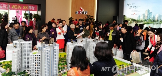 광주 서구 마륵동에 분양하는 '상무 SK 뷰' 모델하우스를 방문한 고객들이 모델하우스를 둘러보고 있다. / 사진제공=SK건설