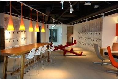 개인고정석이 없는 직원들이 빈 자리를 찾아 업무를 보고 있다./사진제공=한국MS