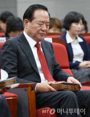 (서울=뉴스1) 오대일 기자 서청원 새누리당 의원이 27일 오전 서울 여의도 국회 의원회관에서 열린 국가조찬기도회 추수감사 예배에서 기도하고 있다. 2013.11.27/뉴스1