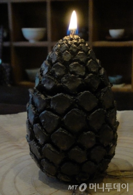 김미숙 작가의 작품, 솔방울 모양으로 불을 밝힐 수 있게 작업했다.