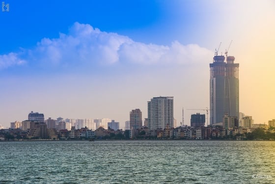 지하 5층 지상 65층 규모로 하노이에서 두 번째로 높은 초고층 건물인 '롯데센터 하노이'. 주변으로 넓은 호수가 펼쳐져 있다. /사진제공=롯데건설