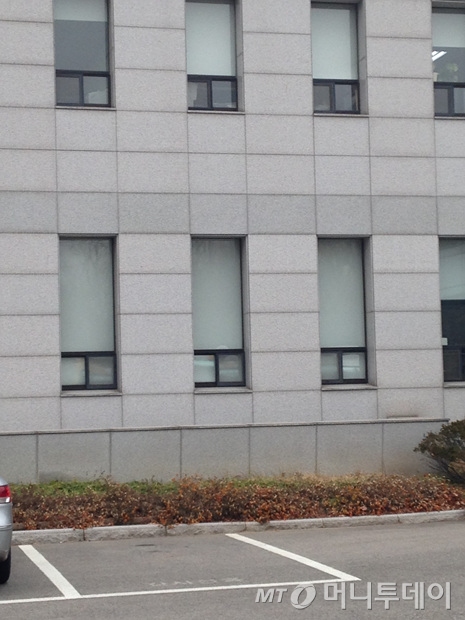 청와대 조모 행정관에게 개인정보 열람요청을 한 것으로 지목된 안전행정부 소속 김모 국장의 경기 과천 사무실. 김 국장은 연차를 내고 출근하지 않은 것으로 전해졌으며 머니투데이의 취재요청에 안행부 측은 김 국장의 사무실 창문을 가렸다.