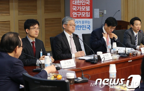 ↑남경필 새누리당 의원이 12일 오전 서울 여의도 국회 의원회관에서 열린 '대한민국 국가모델 연구모임' 세미나에서 인사말을 하고 있다. 이날 모임에서는 '국제정세와 한반도 통일'을 주제로 토론회가 진행됐다