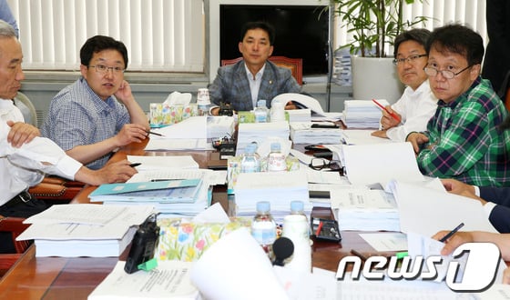 국회 정무위 법안심사소위원회는 지난 10일 '대부업 등의 등록 및 금융이용자 보호에 관한 법률'(대부업법) 개정안을 논의했다./뉴스1