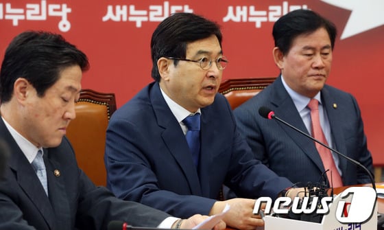 심재철 새누리당 의원(가운데) / 사진=뉴스1