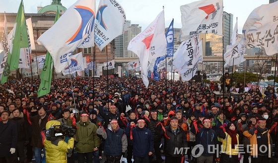 전국철도노동조합 조합원들이 11일 오후 서울역 광장에서 열린 파업투쟁 결의대회에서 구호를 외치고 있다. /사진=뉴스1 양동욱 기자