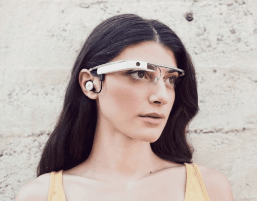 구글글래스의 두번째 모델. 기존 모델의 골전도 스피커는 귀에 꽂는 이어폰을 사용할 수 있도록 개선됐다./사진=구글