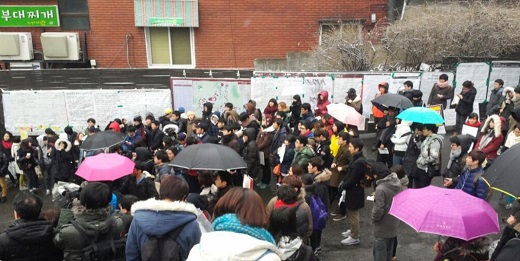 15일 한 온라인 커뮤니티에 게재된 사진. '안녕들하십니까' 대자보가 붙었던 고려대 정경대학 게시판과 주변 담벼락에 대자보가 빼곡히 들어차 있다. / 사진=온라인 커뮤니티