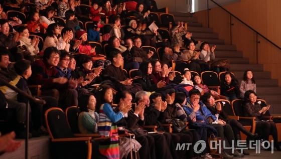 '송원진·송세진의 소리선물콘서트'에 참석한 관객들이 연주자들의 열정적인 무대에 환호하고 있다. /사진=임성균 기자