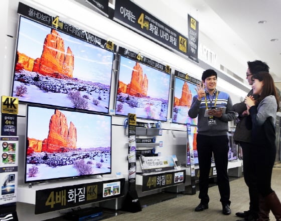 삼성전자가 지난 9월 유럽 최대 가전전시회인 IFA2013 에서 선보인 세계 최초 65형 곡면 UHD LED TV(위)와 LG전자가 공개한 세계 최대 77형 곡면 UHD OLED TV(아래)/사진제공=각사