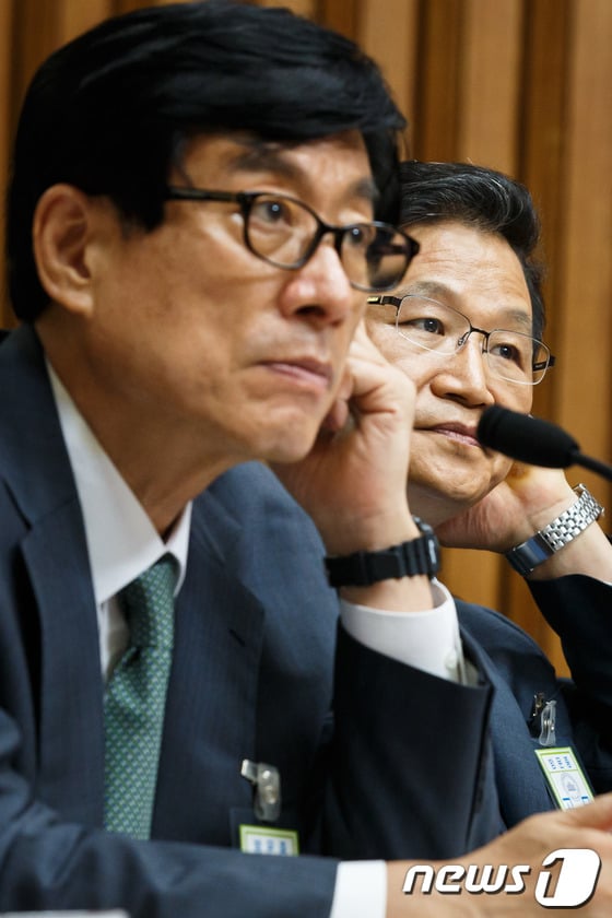지난 8월 서울 여의도 국회에서 열린 국가정보원 댓글 의혹 사건 등의 진상규명을 위한 국정조사 청문회에 출석한 원세훈 전 국정원장(왼쪽)과 김용판 전 서울지방경찰청장. /사진=뉴스1