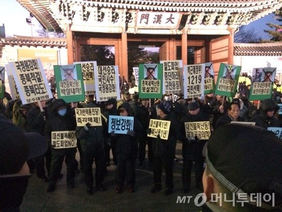 19일 오후 서울광장에서 대선 1주년을 맞아 열린 '응답하라 1219 촛불! 민주주의 회복 국민대회'에 앞서 파업 중인 철도노조 조합원과 시민들이 '철도민영화 저지 결의대회'를 갖고 있다./사진=뉴스1