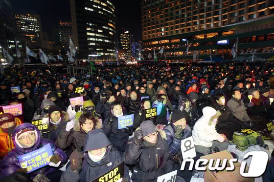 19일 오후 서울광장에서 대선 1주년을 맞아 열린 '1219 촛불 민주주의 회복 국민대회'에 모인 시민들이 촛불을 들고 구호를 외치고 있다./사진=뉴스1