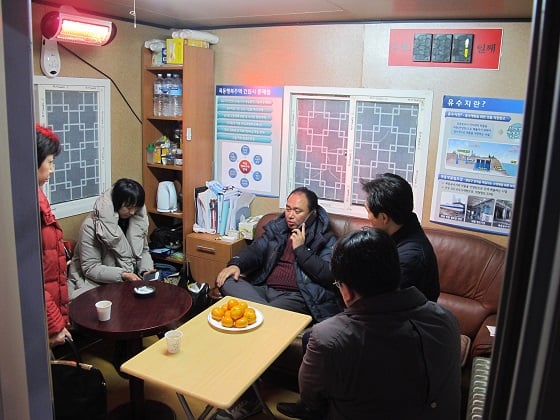 행복주택 시범지구 입주자 선정권한을 지자체에 위임하겠다는 계획을 내놨음에도 행복주택 건립을 반대하는 지역 주민들의 반발이 그치지 않고 있다. 중도위 의결 소식을 들은 목동 비대위원들이 19일 저녁 임시 사무실에 모여 앞으로의 대책을 논의하고 있다./사진=지영호 기자